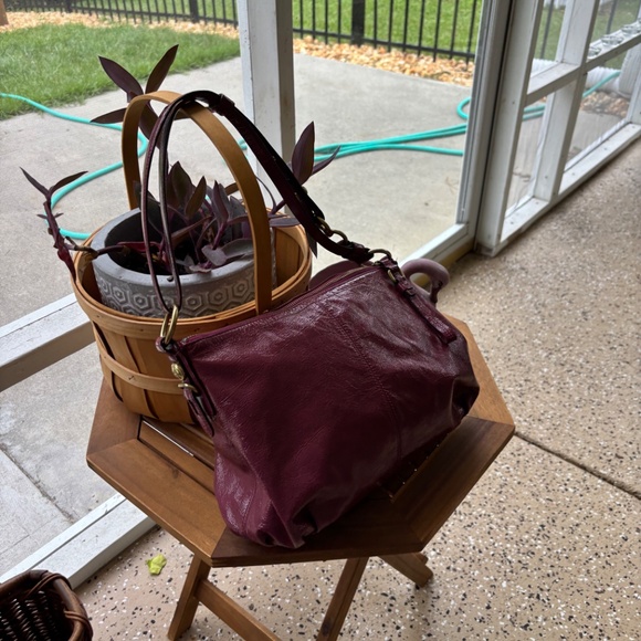 Purple patent leather coach shoulder bag with adjustable strap - Picture 2 of 13